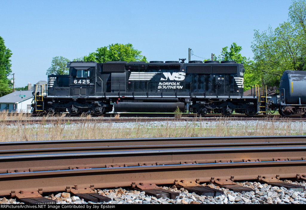 NS 6425 backs down the north leg of the wye 